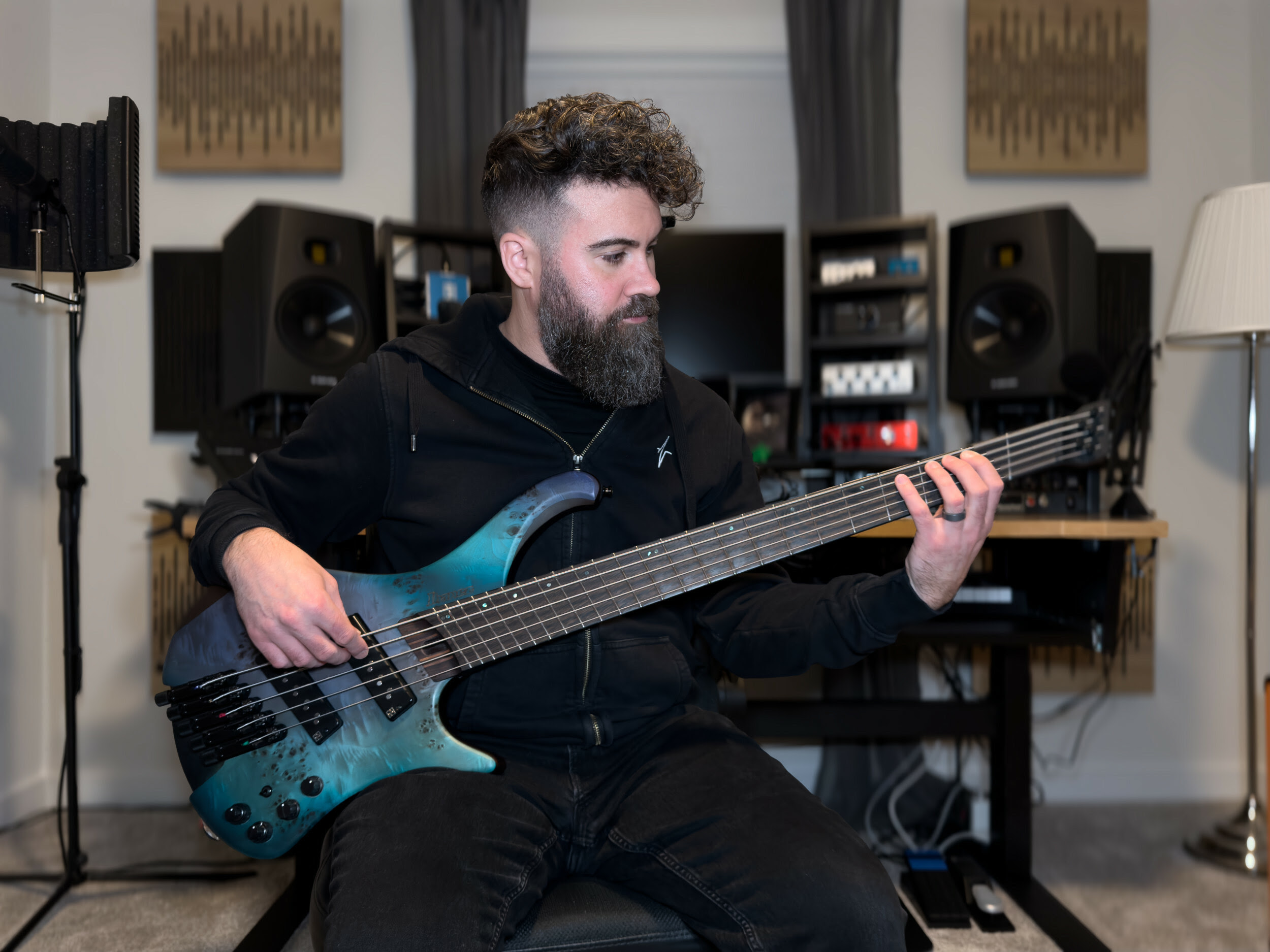 Electro Fun Metal Outfit Boum Patat Presents Manneken Pis (Music Video)